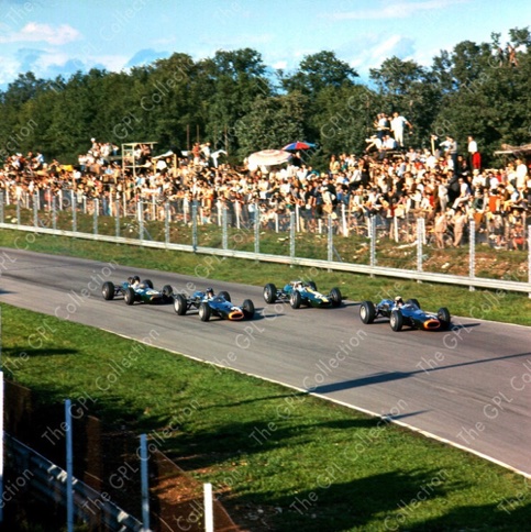 Jackie Stewart, mène devant Jim Clark, Graham Hill et Dan Gurney
© GPL Collection